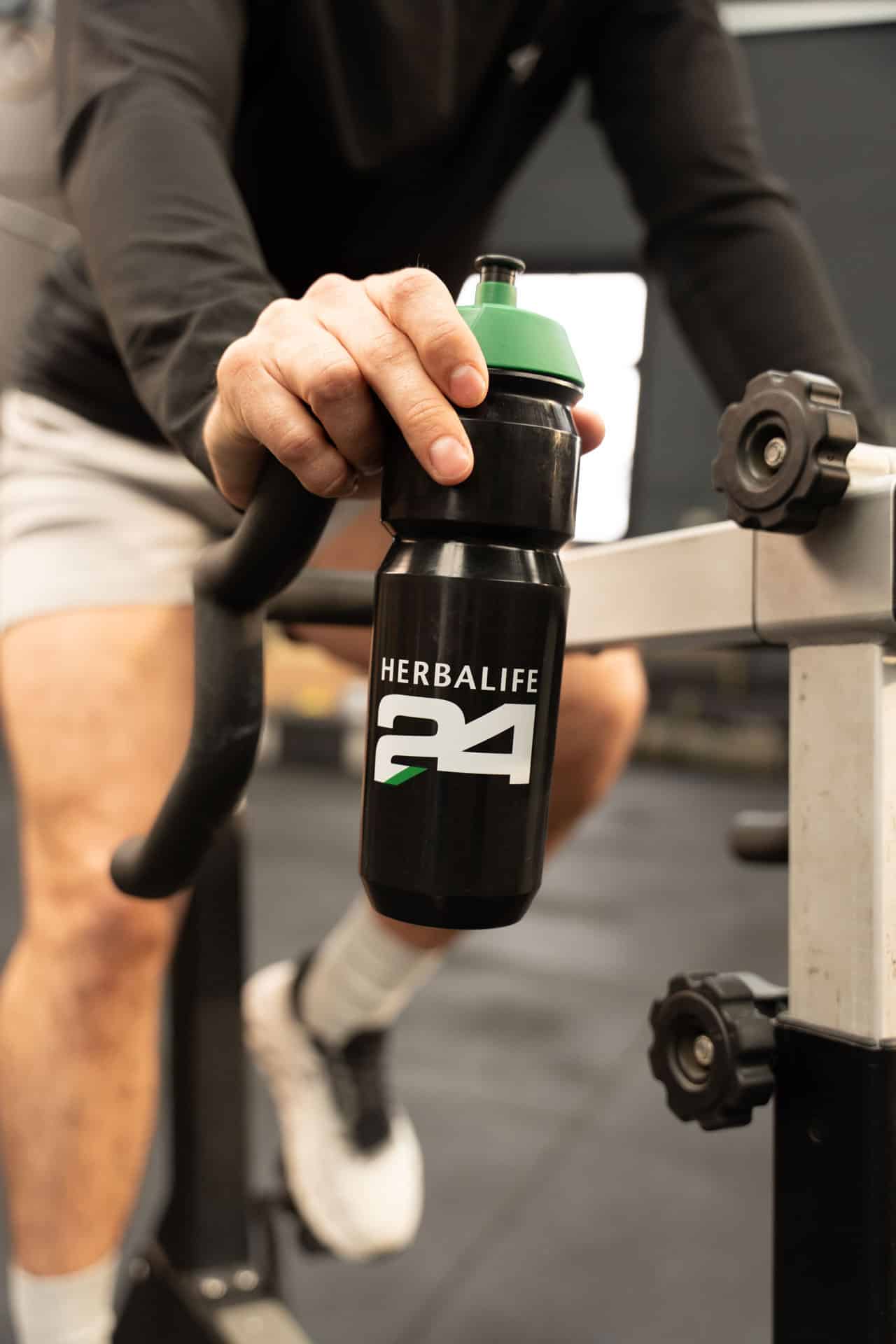 Herbalife-24-Trinkflasche-beim-Krafttraining-im-Fitnessstudio 6 %title - herbashopping.eu | Selbständiges Herbalife Mitglied Andreas Huber